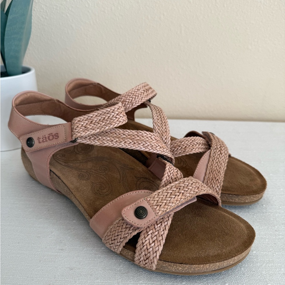 New Taos Footwear Blush Leather Braid Strap Wedge Sandals - Picture 1 of 13